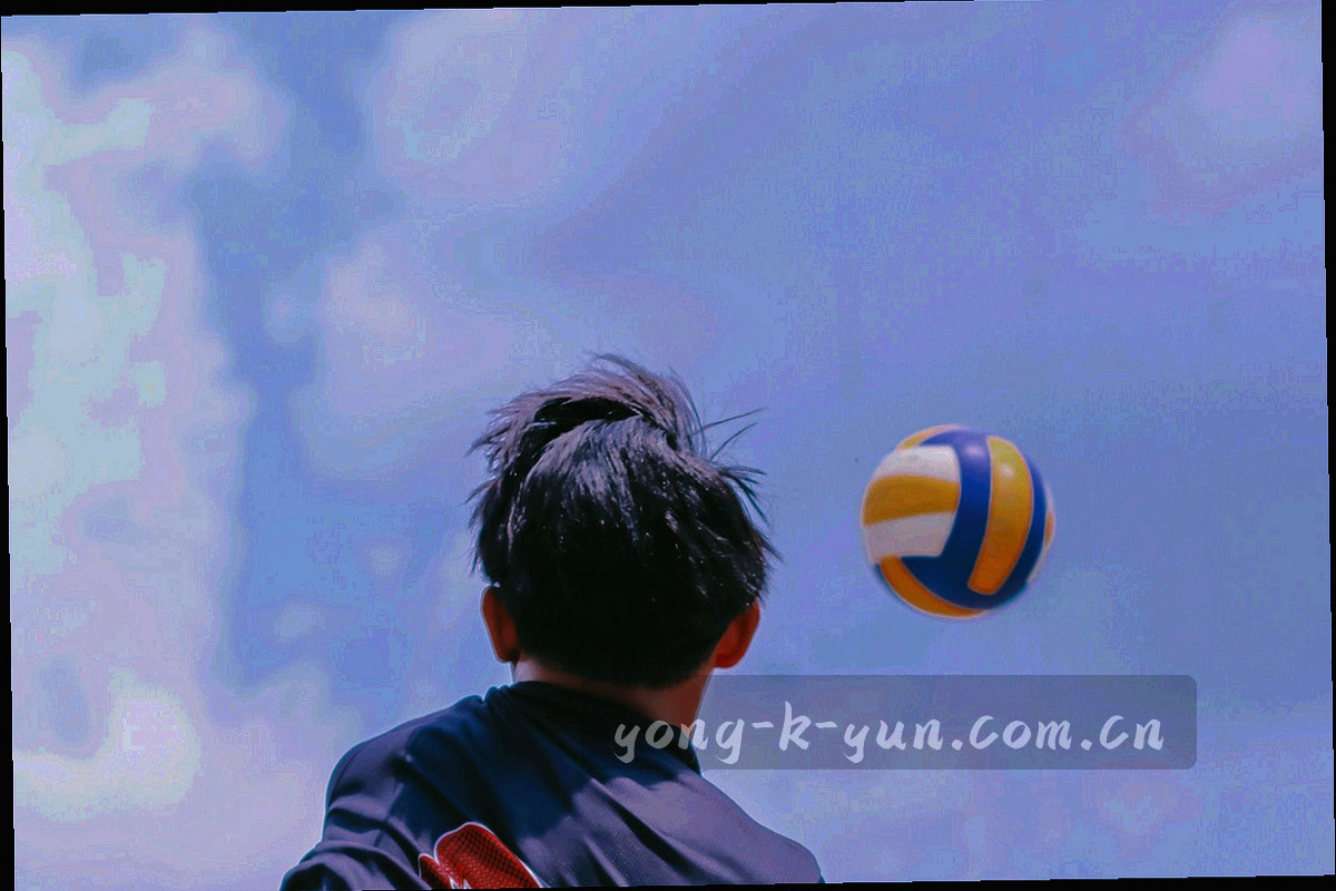 多个数据节点互相连接的网络图形，表现多方信息汇合后统一发布的过程